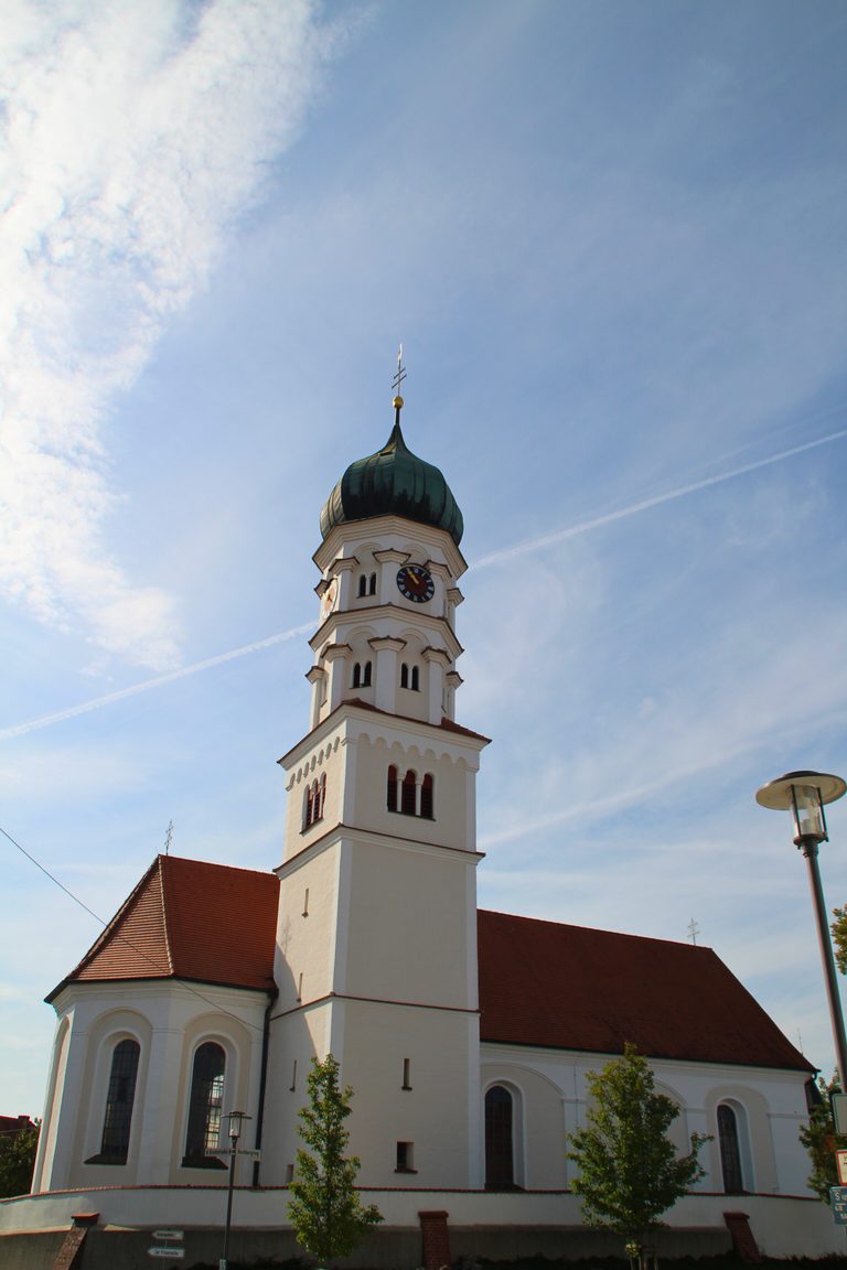 Kirche St. Martin mit Turm in Kellmünz
